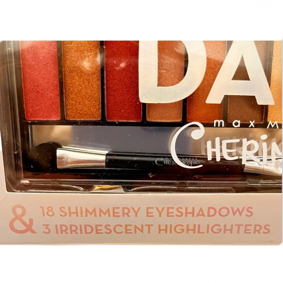 Cherimoya Mermaid Palette Glow and the Dark Max Makeup 18 Eye Shades/3 Highlight - Picture 3 of 8